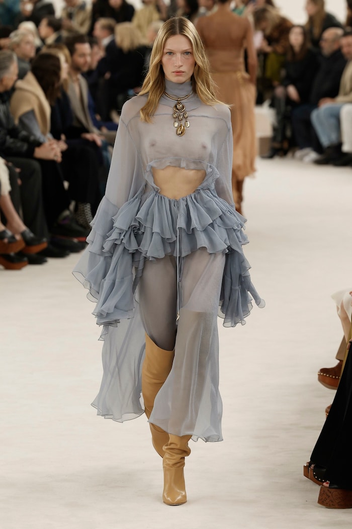 Chloé tervező egyszerre két trendet kombinált: a boho stílust és a melltartó nélküli trendet.