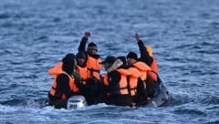 Jährlich versuchen Zehntausende Menschen, in kleinen Booten über den Ärmelkanal von Frankreich ...