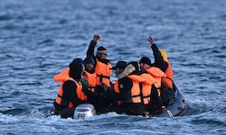 Jährlich versuchen Zehntausende Menschen, in kleinen Booten über den Ärmelkanal von Frankreich ...