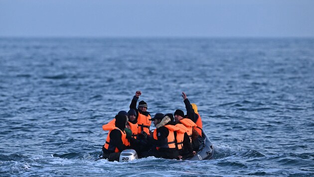 Évente több tízezer ember próbál átkelni a La Manche-csatornán Franciaországból az Egyesült Királyságba kis hajókon. (Bild: AFP)