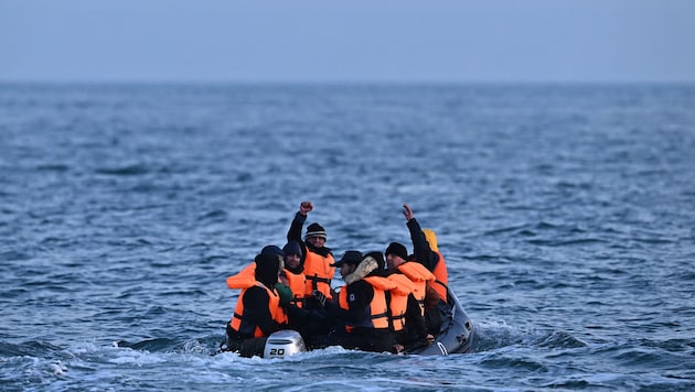 Jährlich versuchen Zehntausende Menschen, in kleinen Booten über den Ärmelkanal von Frankreich aus nach Großbritannien zu gelangen. (Bild: AFP)