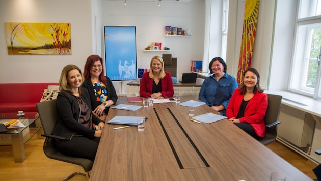 Petra Ipsits-Lindnder, President of the "Autismus Burgenland" association, Sylvia Gradinger-Drawitsch, Deputy President of the "Autismus Burgenland" association, Provincial Councillor Daniela Winkler, Gerade Konrath from the Department of Elementary Education and Doris Handler from the Younion trade union presented the package of measures. (Bild: Charlotte Titz)