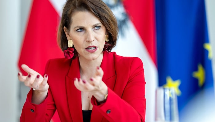ÖVP-Ministerin Edtstadler ortet „linke Träume von einer Arbeitszeitverkürzung“.