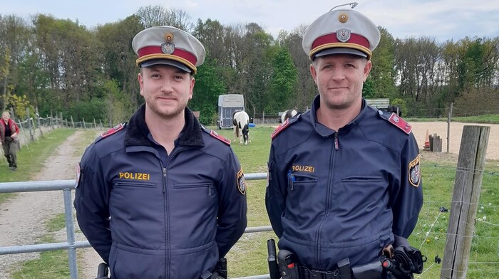 Die Polizisten Kevin Zimmermann und René Litschauer vor der Pferdekoppel, von der die Tiere ...