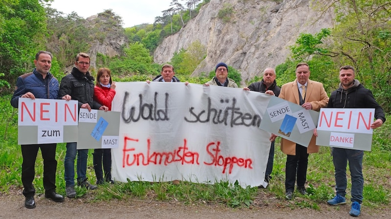 Vereint gegen Sendemast im Stadtwald: Vertreter der Rat- haus-Koalition mit Danzinger und Dechsler an der Spitze. (Bild: Stadtgemeinde Mödling)