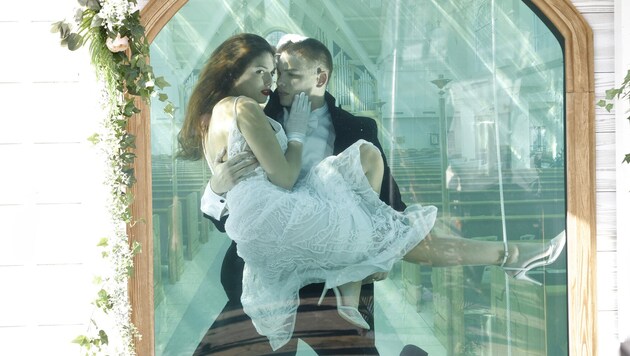The underwater shoot in episode 11 poses a number of challenges for the models. (Bild: ProSieben)