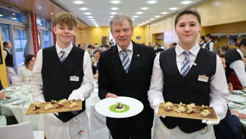 Die Schüler übernahmen auch das Service - hier Philipp und Johanna mit Fachvorstand Peter Dornauer. (Bild: Birbaumer Christof)