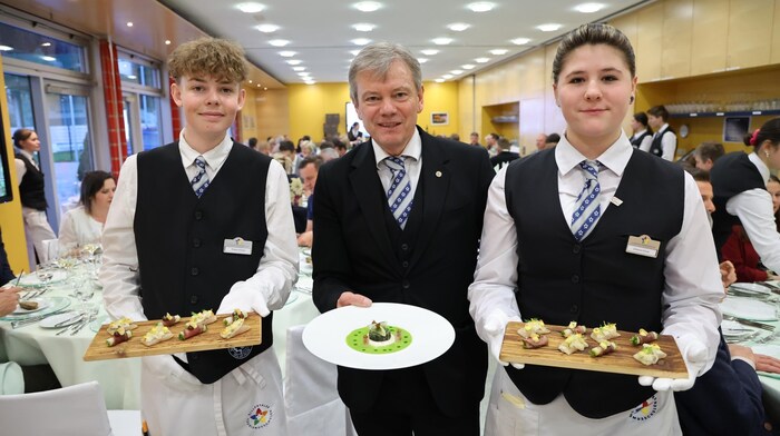 Die Schüler übernahmen auch das Service - hier Philipp und Johanna mit Fachvorstand Peter Dornauer.