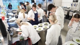 Von Hektik konnte während der Zubereitung keine Rede sein – die routinierten Küchenchefs bringt so schnell nichts aus der Ruhe. Ein wenig Aufregung gehört für Stefan Geisler vom Schulhaus Tirol (Mitte mit blauer Schürze) aber dazu. (Bild: Birbaumer Christof)