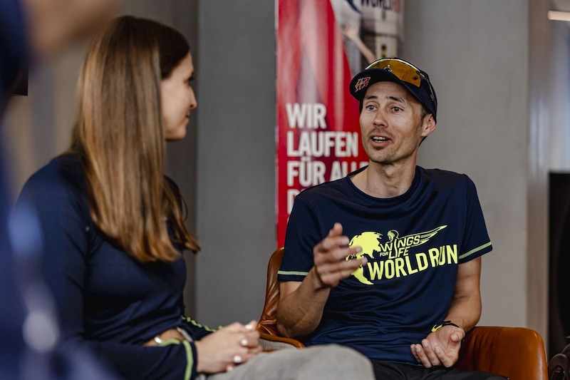 Michael Strasser (re.) sagt: „Es geht beim Wings for Life World Run um das, was nicht selbstverständlich ist, gesund zu sein.“ (Bild: Red Bull Content Pool)