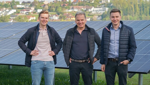 Johann Breitschopf with his sons Martin and Johannes (right) in front of the new photovoltaic system right next to the production building. (Bild: Breitschopf)