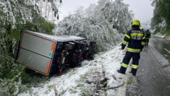 Der Lkw landete im gegenüberliegenden Graben. (Bild: Freiwillige Feuerwehr Pistorf)