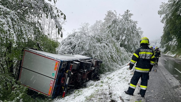 The truck ended up in the ditch opposite. (Bild: Freiwillige Feuerwehr Pistorf)