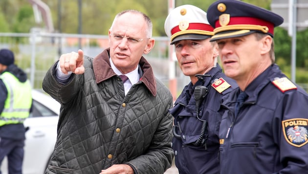 Innenminister Gerhard Karner mit Verkehrspolizisten (Bild: Tröster Andreas)