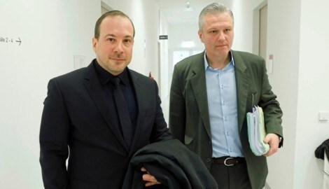 Der verurteilte Florian Teichtmeister mit Manfred Arbacher-Stöger (Kanzlei Arbacher-Stöger & Thaler) im Arbeits- und Sozialgericht in Wien-Alsergrund. (Bild: Reinhard Holl)