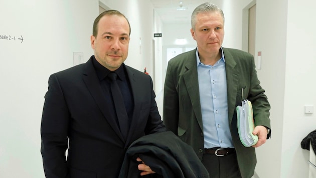 The convicted Florian Teichtmeister with Manfred Arbacher-Stöger (Arbacher-Stöger &amp; Thaler law firm) at the Labor and Social Court in Vienna-Alsergrund. (Bild: Reinhard Holl)