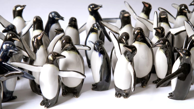 Die Keramik-Pinguine von Sabine Berchtold sind sehr ausdrucksstark und wirken lebendig. (Bild: Penguinfactory)