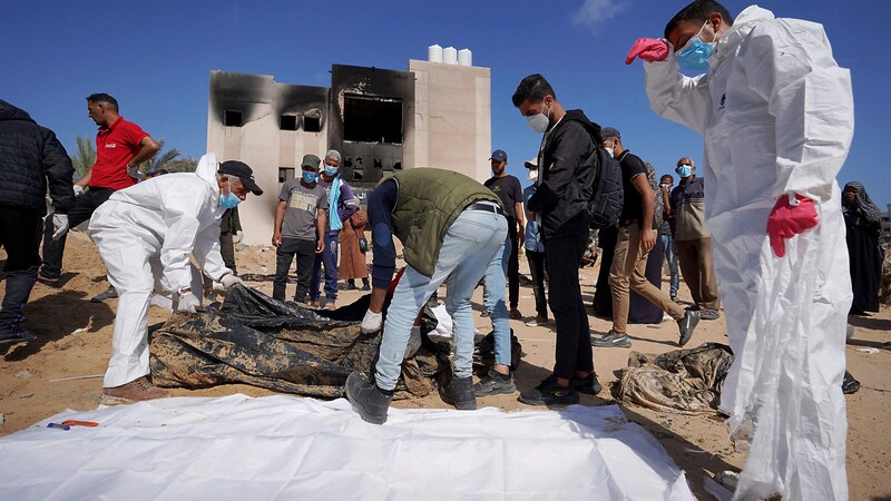 Ausgegrabene Leichen in der Nähe des Nasser-Krankenhauses in Khan Younis (Bild: APA/AFP)