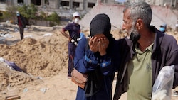 In den vergangenen Tagen sollen Massengräber in einem Krankenhaus im Gazastreifen gefunden worden sein. (Bild: APA/AFP)
