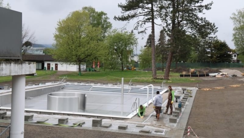 In Hall laufen derzeit die Sanierungsarbeiten am Freibad auf Hochtouren. Ende Juni soll dem Badespaß nichts mehr im Weg stehen. (Bild: Birbaumer Christof)