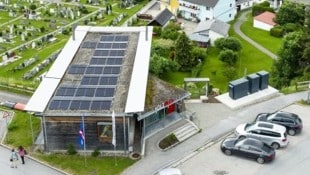 Die Wasserstoff-Energiezelle beim Bürogebäude der Holzwelt wird von einer PV-Anlage am Dach gespeist. (Bild: Tom Lamm)