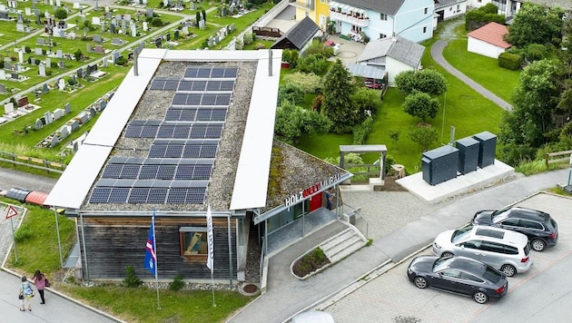 Die Wasserstoff-Energiezelle beim Bürogebäude der Holzwelt wird von einer PV-Anlage am Dach gespeist. (Bild: Tom Lamm)