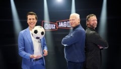 Moderator Florian Lettner (li. mit dem originalen Cordoba-Ball von 1987) lädt im Vorfeld der EM 2024 zum „Quizjagd“- Ländermatch. Darin treten u. a. Toni Polster (Mi.) für Österreich gegen Steffen Freund für Deutschland an. (Bild: ServusTV/Philipp Carl Riedl)