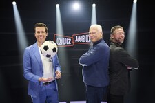 Moderator Florian Lettner (li. mit dem originalen Cordoba-Ball von 1987) lädt im Vorfeld der EM 2024 zum „Quizjagd“- Ländermatch. Darin treten u. a. Toni Polster (Mi.) für Österreich gegen Steffen Freund für Deutschland an. (Bild: ServusTV/Philipp Carl Riedl)