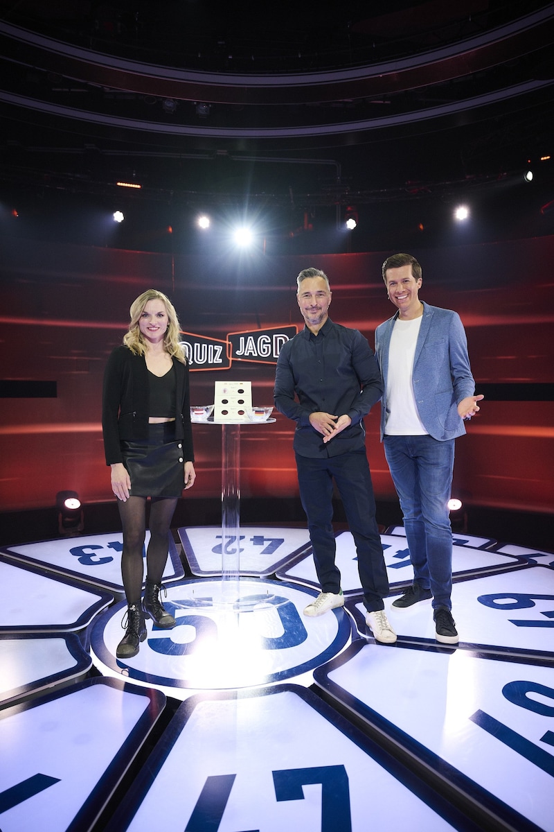 Welcher Ex-Kicker gegen welchen Konkurrenten in der Show antreten wird, loste Marie Leopolsberger bei Moderator Flo Lettner und Sport-Experte Christian Baier (Mitte) aus. (Bild: ServusTV/Philipp Carl Riedl)