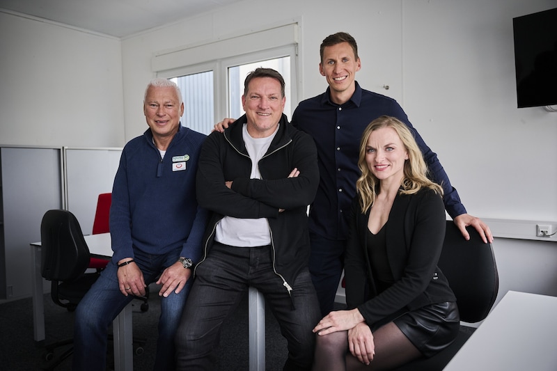 Team rot-weiß-rot (Toni Polster, Andreas Herzog und Florian Klein) zeigte sich beim Besuch von „Krone“- Redakteurin Marie Leopoldsberger gut gelaunt, selbstbewusst und Schmäh-geübt. (Bild: ServusTV/Philipp Carl Riedl)