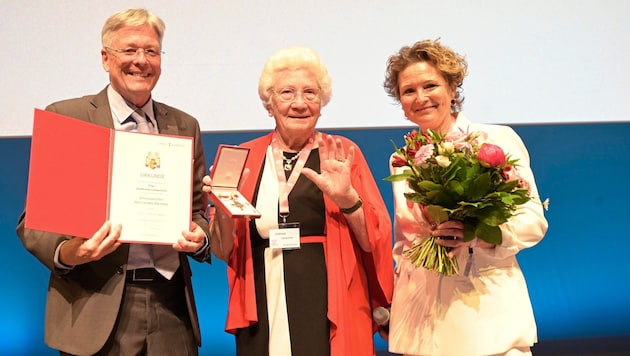 Midwife Gottfrieda Lamprecht was honored by LH Peter Kaiser. (Bild: EVELYN HRONEK)