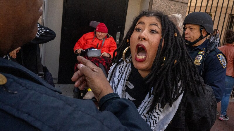 Festnahme einer Demonstrantin (Bild: APA/Getty Images via AFP/GETTY IMAGES/David Dee Delgado)