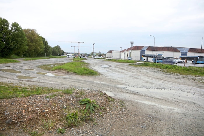 Auch der Schotterparkplatz beim Inform-Gelände wird künftig kostenpflichtig für Pkw.