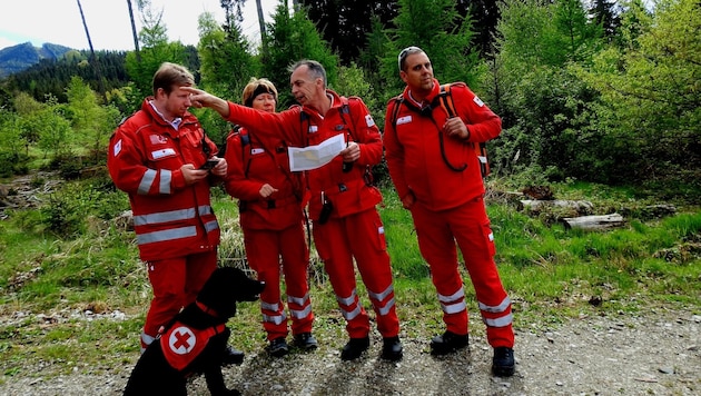 Groß angelegte Übung der Suchhundestaffel des Roten Kreuz in Bruck an der Mur (Bild: Suchhundestaffel Bruck/Mürzzuschlag)