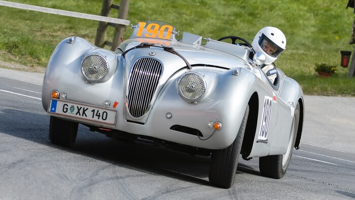 Hans Jud in seinem Jaguar XK120