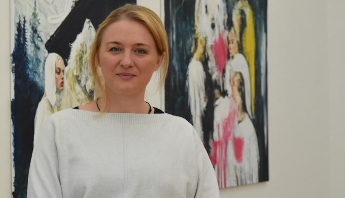 Stephanie Meisl vor KI-Werken der Künstlerin Lulu Schmidt