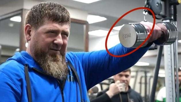 Kadyrov látszólag nehéz súlyokat emel a videón - de látható izomfeszülés nélkül. (Bild: Ramsan Kadyrow / VK)