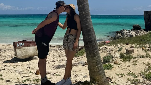 Ein Kuss von Manuel Feller am Traumstand unter Palmen. (Bild: instagram)