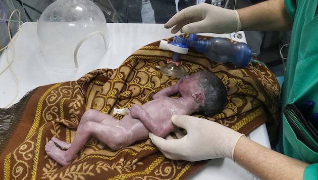 Ein Neugeborenes, das noch im Mutterleib war, als seine Mutter bei einem israelischen Luftangriff in der südlichen Stadt Rafah im Gazastreifen getötet wurde, wurde zu Ehren seiner Mutter benannt. Der Vater des Babys und seine dreijährige Schwester wurden bei dem Angriff ebenfalls getötet. (Bild: AFP)