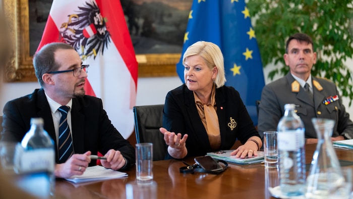 Ministerin Tanner spricht bei der Pressekonferenz zum Thema Luftverteidigung, flankiert von ...