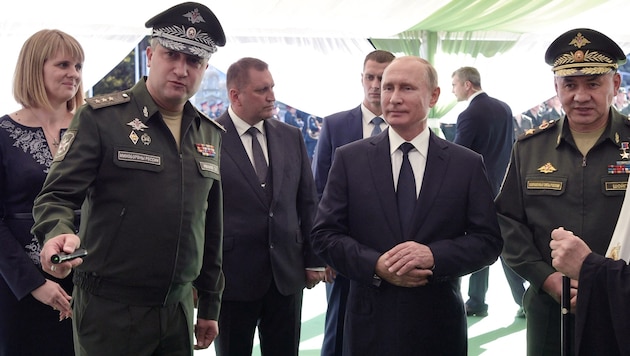 Iwanow (links von Putin) verkehrte in höchsten politischen Kreisen – er ist jetzt in einen handfesten Korruptionsskandal verwickelt. (Bild: APA/AFP/POOL/Alexey NIKOLSKIY)
