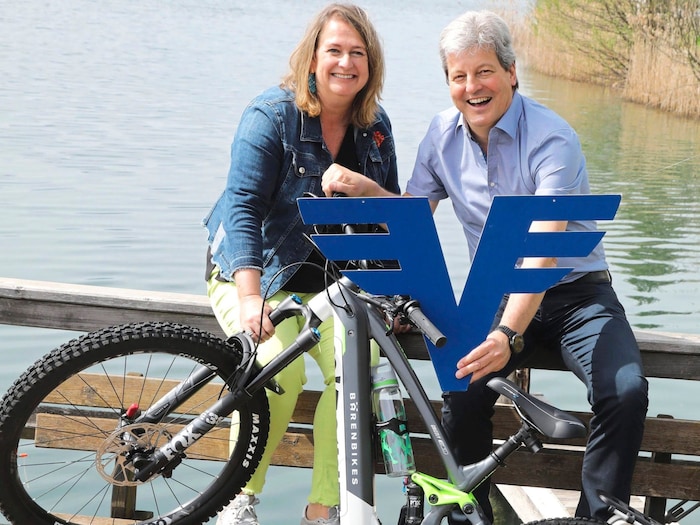 Auch Barbara Schweiger und Heinz Stroh- mayer von der Volksbank freuen sich