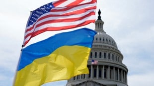 Die amerikanische und die ukrainische Flagge wehen vor dem Kapitol in Washington im Wind. (Bild: ASSOCIATED PRESS)