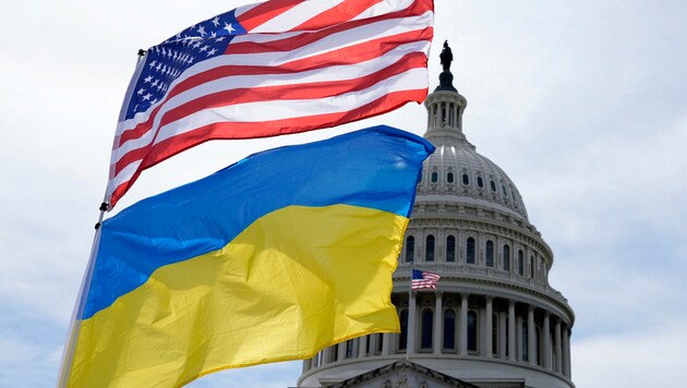 Amerikai és ukrán zászlók lobognak a szélben a washingtoni Capitolium előtt. (Bild: ASSOCIATED PRESS)