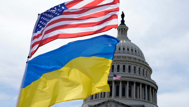 Die amerikanische und die ukrainische Flagge wehen vor dem Kapitol in Washington im Wind. (Bild: ASSOCIATED PRESS)