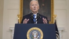 US-Präsident Joe Biden hat am Mittwoch ein Gesetz unterzeichnet, mit dem wieder Militärhilfe für die Ukraine möglich ist. (Bild: AP)