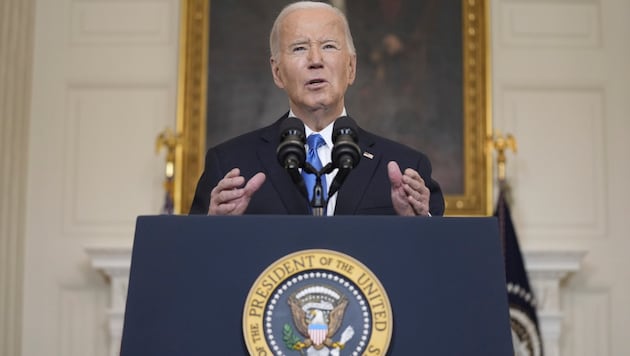Joe Biden amerikai elnök szerdán aláírta azt a törvényt, amely ismét engedélyezi a katonai segélyt Ukrajnának. (Bild: AP)