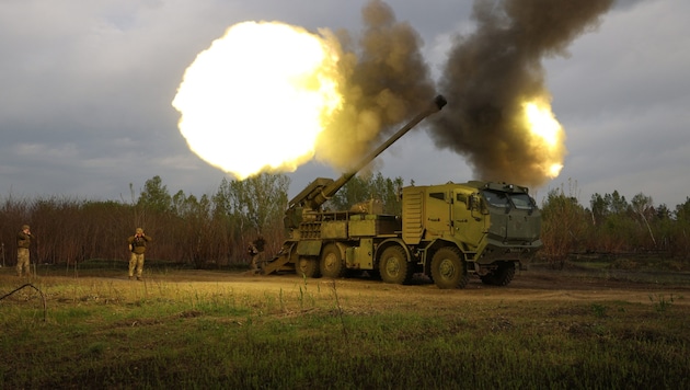 Ukrainian soldiers fire on Russian positions in the Kharkiv region with a self-propelled howitzer 2C22 "Bogdana". (Bild: APA/AFP/Anatolii STEPANOV)