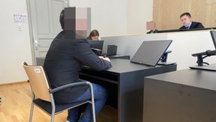 Der Angeklagte wurde wegen Urkundenfälschung verurteilt.