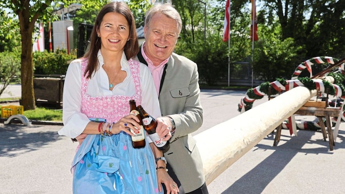 Die Stiegl-Eigentümer Dr. Heinrich Dieter und Mag. Alessandra Kiener freuen sich auf die Maibaum-Zeit.